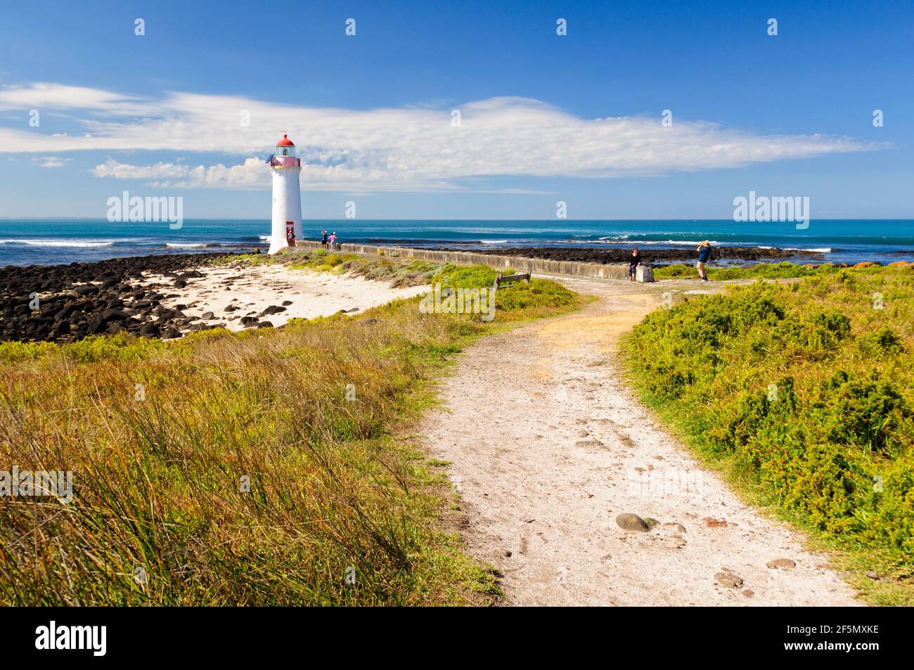 Este faro en la isla Griffiths fue construido en 1859 y es uno de los principales atractivos turísticos de la zona - Port Fairy, Victoria, Australia Foto de stock