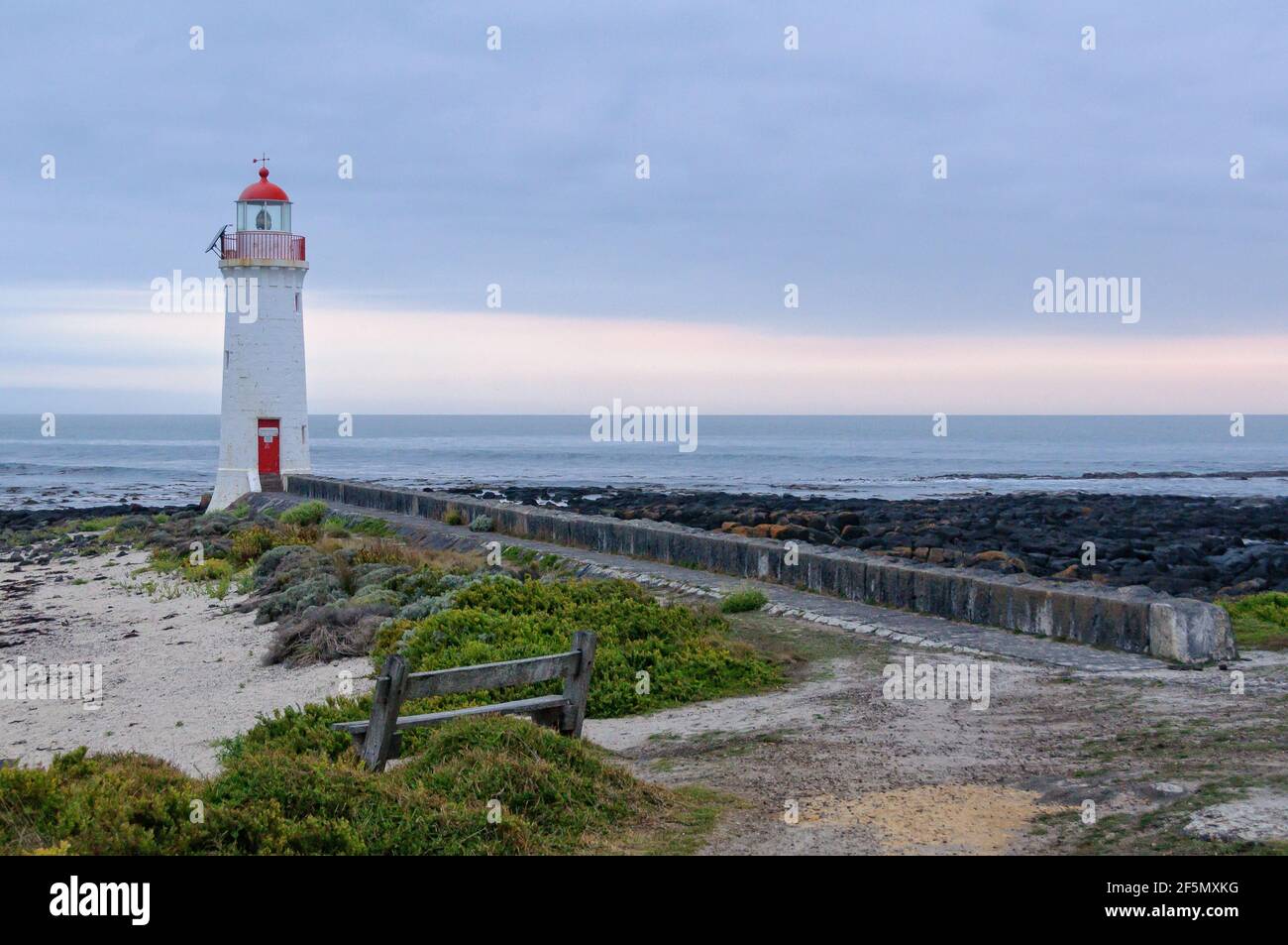Este faro en la isla Griffiths fue construido en 1859 y es uno de los principales atractivos turísticos de la zona - Port Fairy, Victoria, Australia Foto de stock