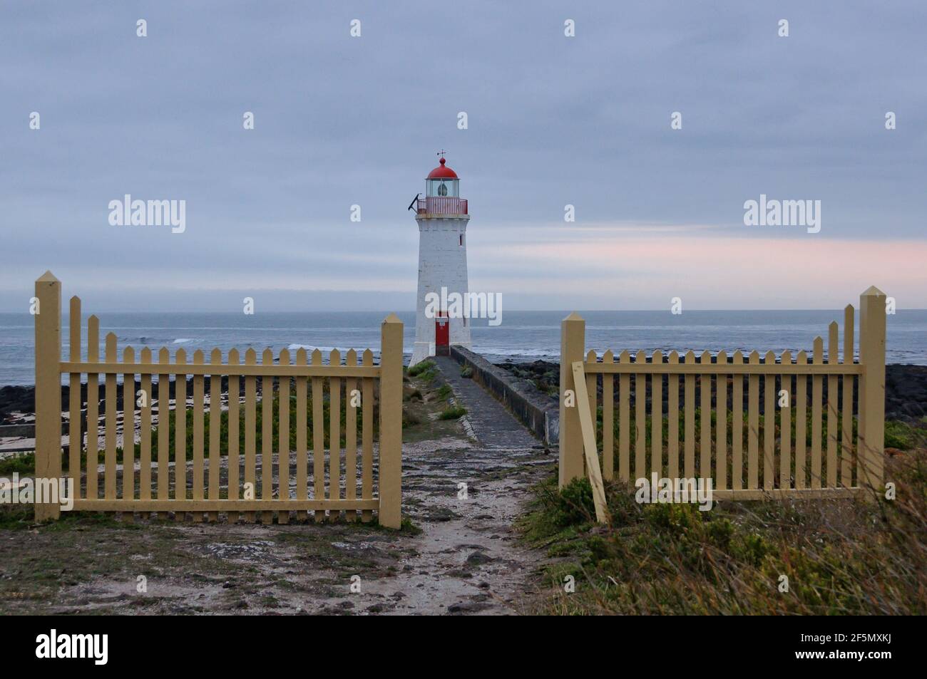 Este faro en la isla Griffiths fue construido en 1859 y es uno de los principales atractivos turísticos de la zona - Port Fairy, Victoria, Australia Foto de stock