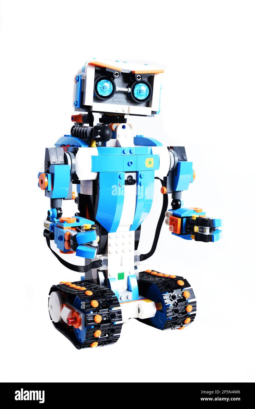 LEGO Boost - robot lego Vernie. Juguete inteligente que se puede controlar  por teléfono con bluetooth Fotografía de stock - Alamy