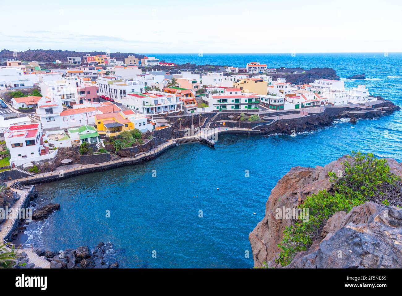 Tamaduste pueblo situado a orillas de la isla el Hierro en las islas  Canarias, España Fotografía de stock - Alamy