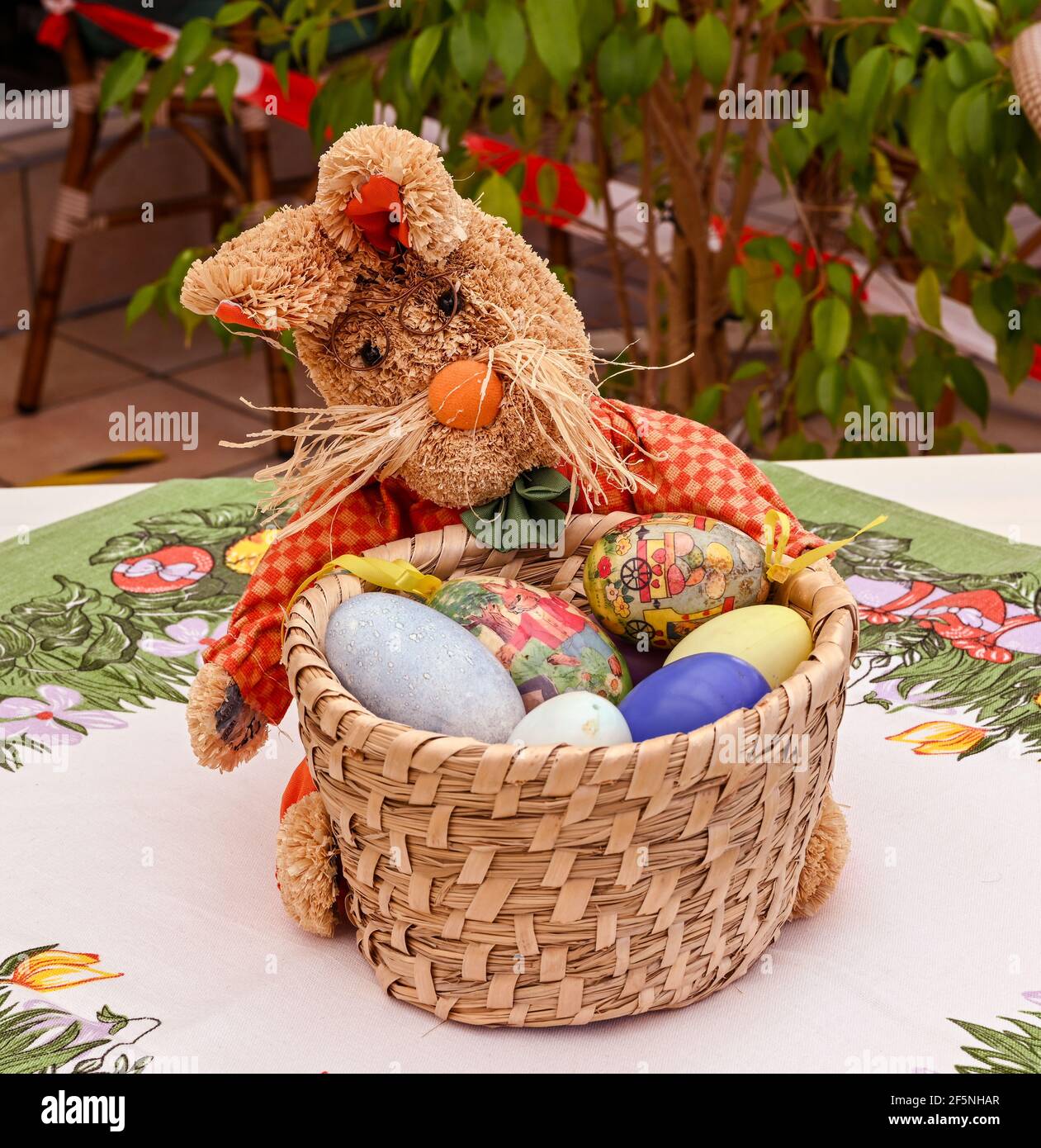 Un conejito de Pascua con una cesta de Pascua como una mesa decoración  Fotografía de stock - Alamy