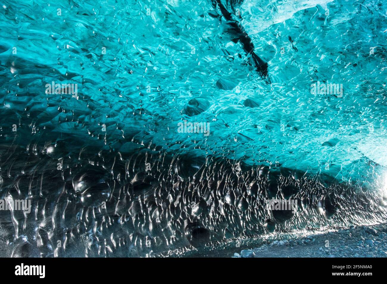 Hermosa cueva de hielo zafiro en el glaciar Breidamerkurjokull en Vatnajokull Nacional parque Foto de stock