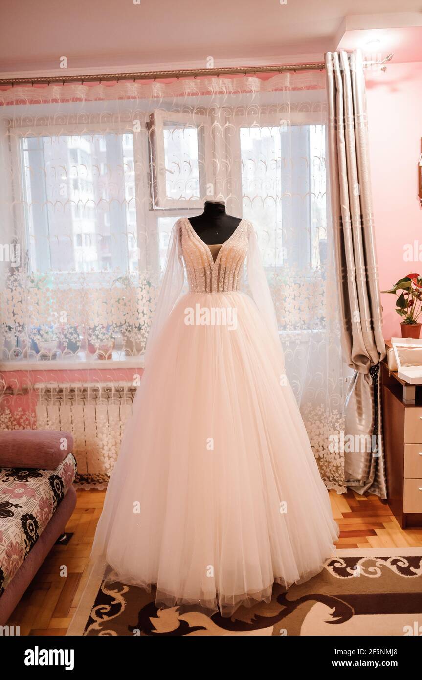 Vestido de novia en un maniquí Fotografía de stock - Alamy