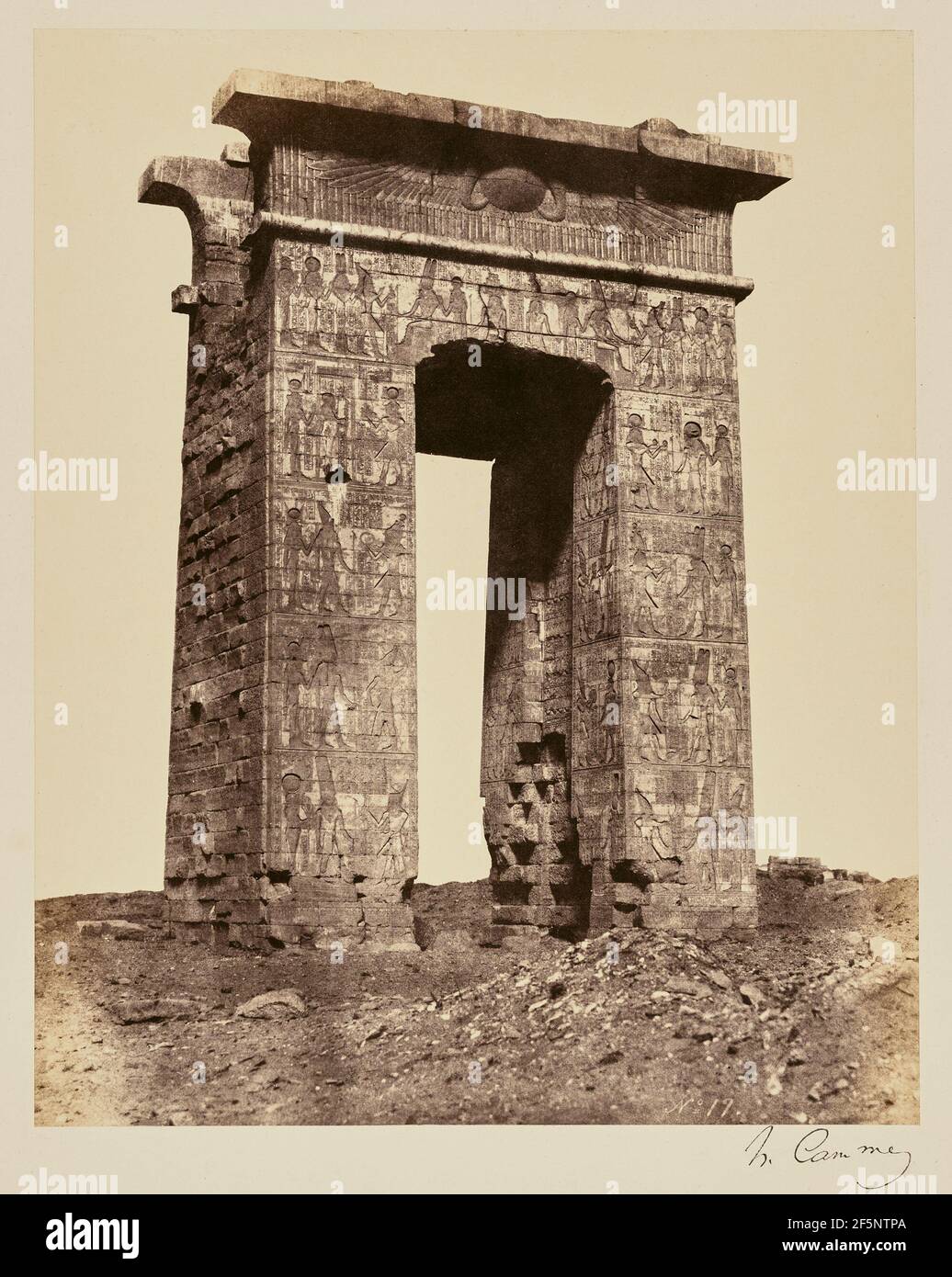 Puerta de Ptolomeo II en Amon-Ra-Monthu, Karnak. Henry Cammas (francés, 1813 - 1888) Foto de stock