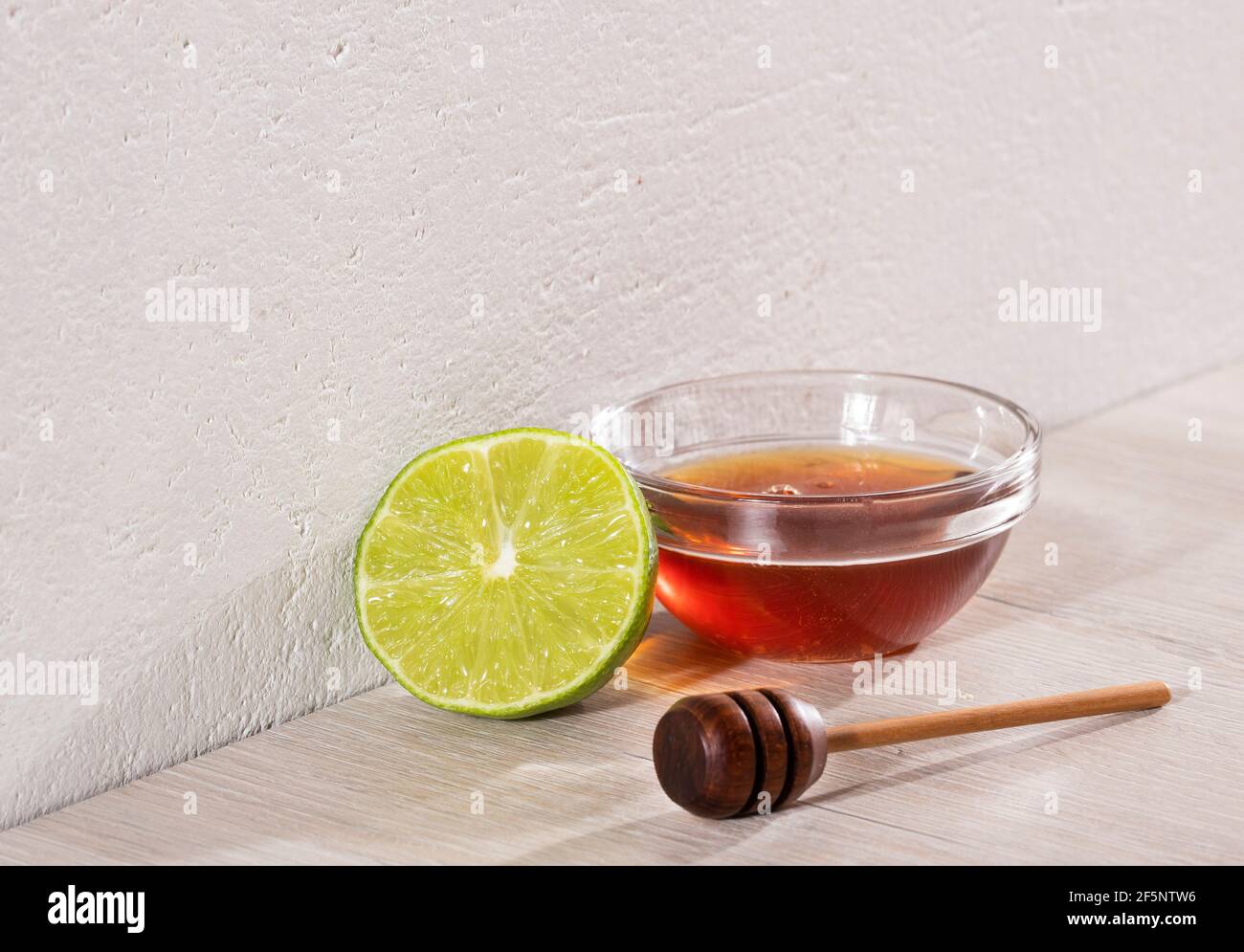 Miel de abeja y limón para el remedio casero Foto de stock