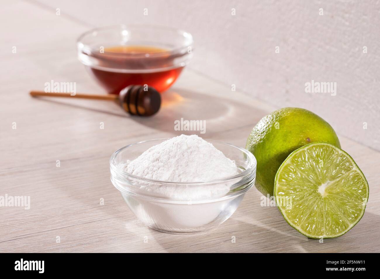 Miel, limón y bicarbonato de soda para máscara facial Fotografía de stock -  Alamy