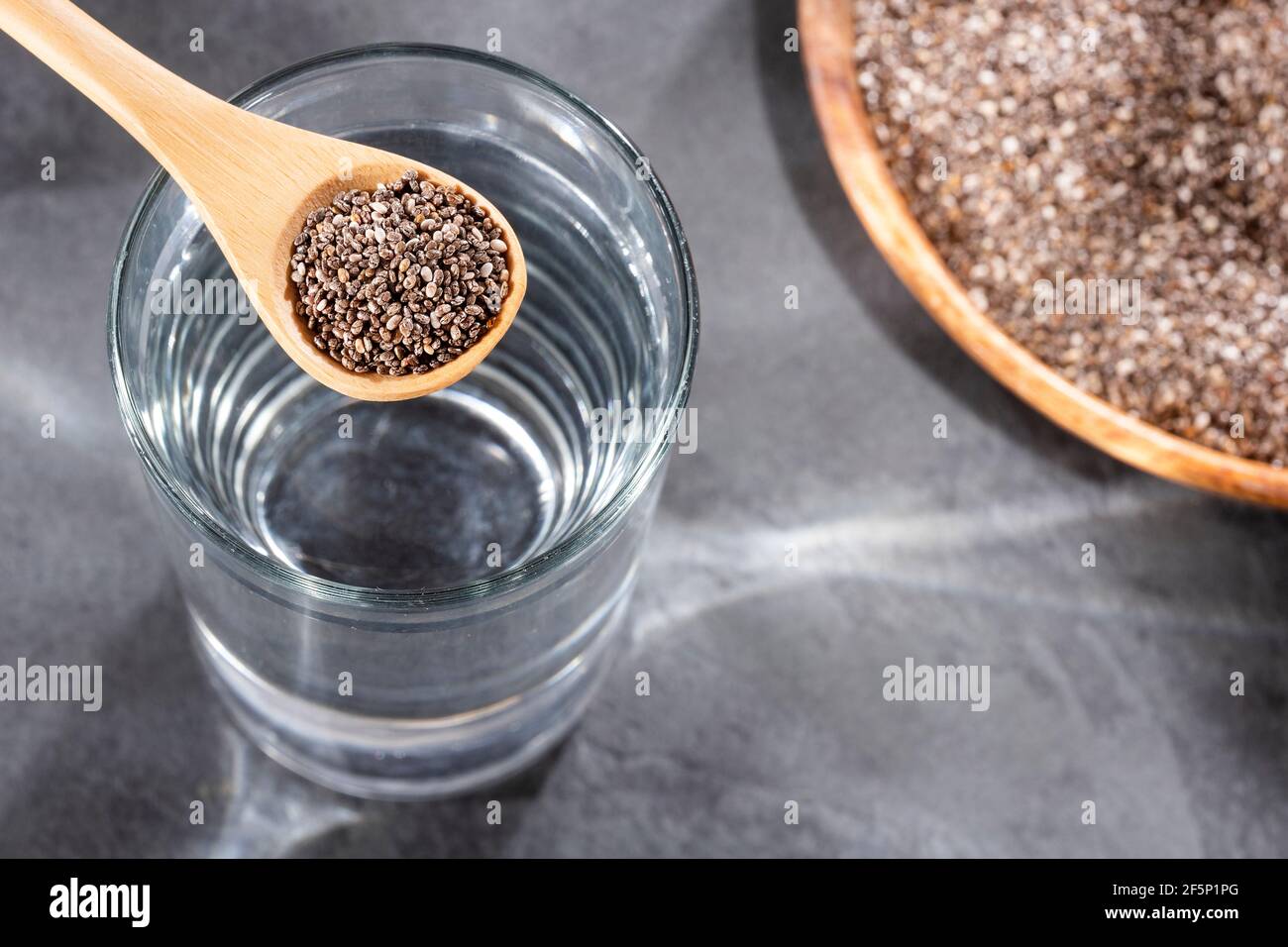 Cuchara con semillas de chía para mezclar con agua - Salvia hispánica  Fotografía de stock - Alamy