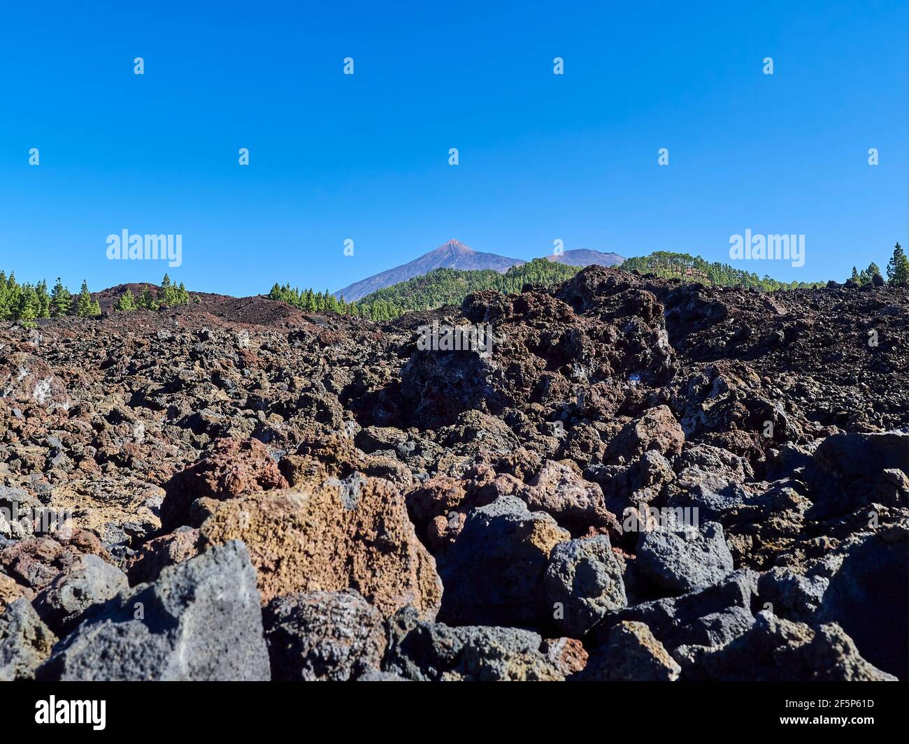 El Teide es un volcán y el pico más alto de la isla de tenerife, España. Un destino turístico popular para el senderismo y el senderismo. Foto de stock