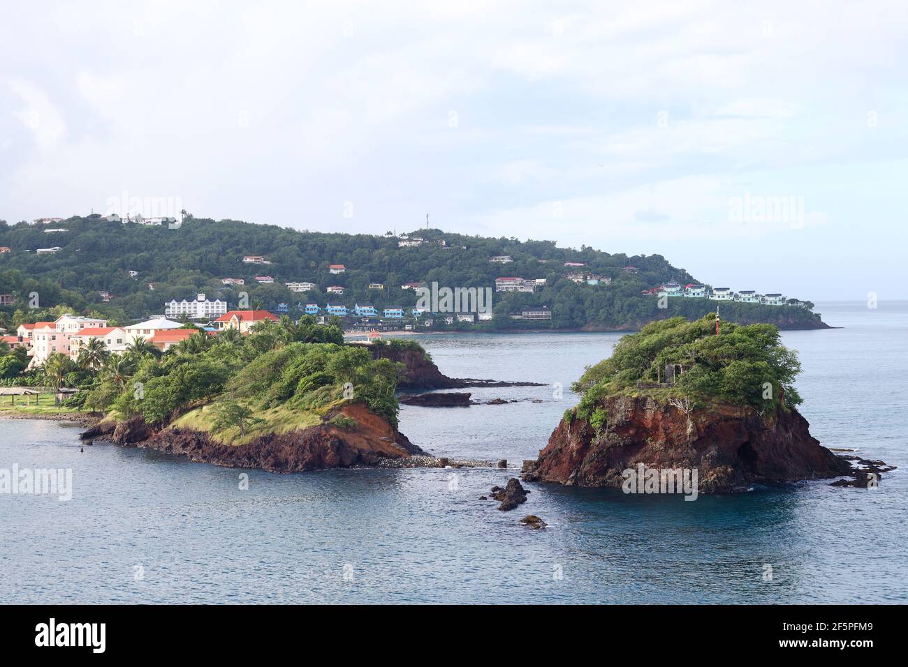 Punta del Tapion Shoal sobre el acceso al Puerto de Castries, Capital de la Isla del Caribe de Santa Lucía. Foto de stock