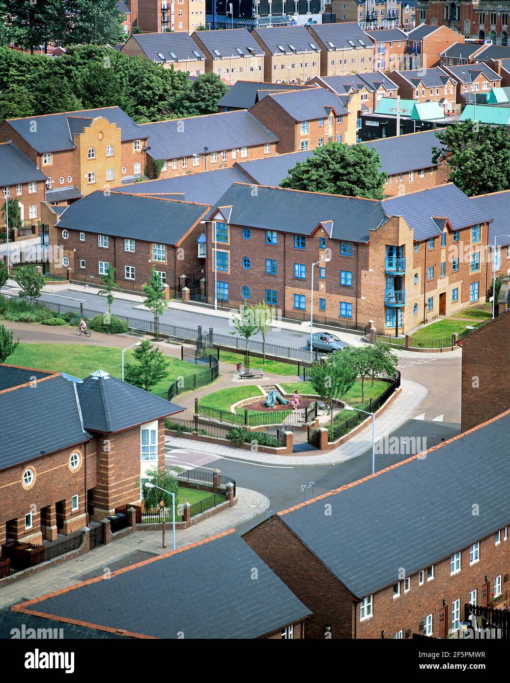 Nueva vivienda y un nuevo parque (St Wilfred's) en Hulme, Manchester, fotografiado en 2001. Parte de la zona estaba ocupada anteriormente por los Crescent de Hulme. Foto de stock
