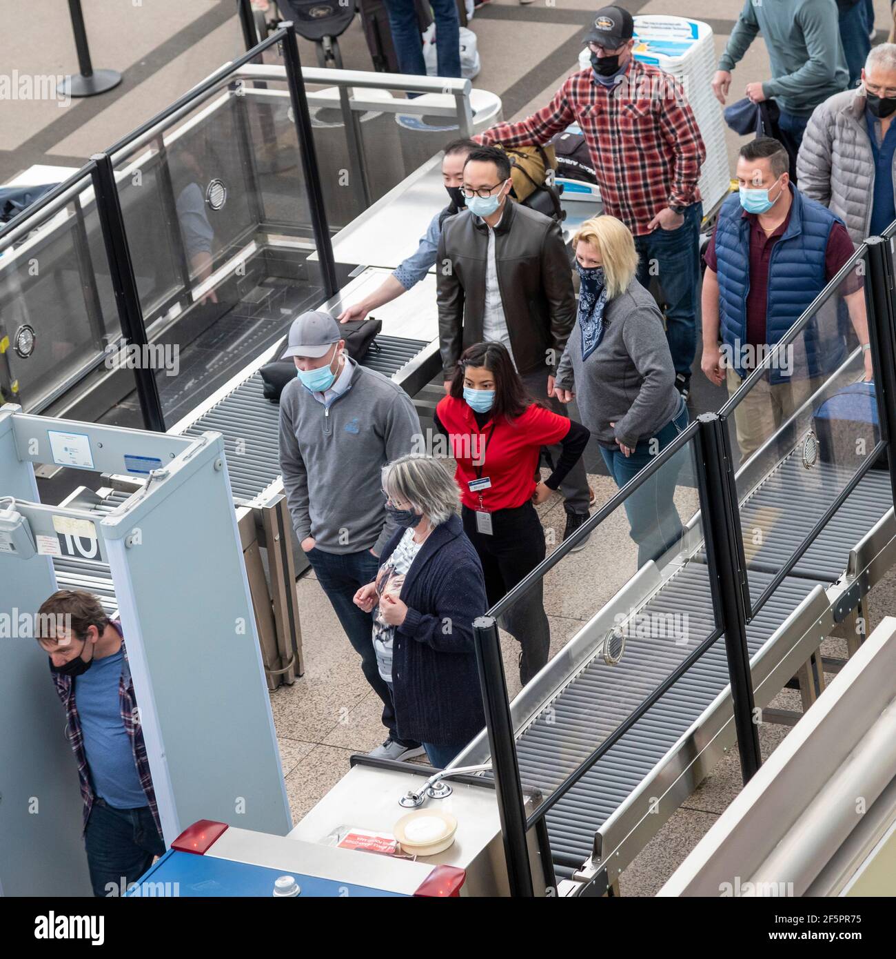 Denver, Colorado - los pasajeros pasan por un detector de metales como  parte de la inspección de seguridad en el Aeropuerto Internacional de Denver.  Los viajes han aumentado con Fotografía de stock -