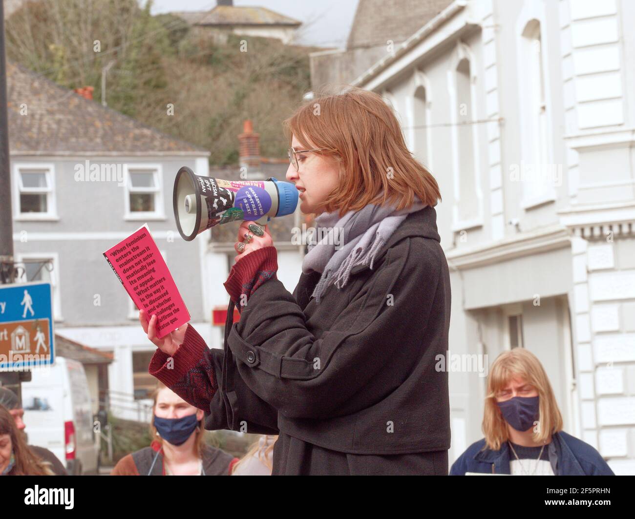 Falmouth, Cornwall, Reino Unido. 27 de marzo de 2021. Una manifestación de matar el proyecto de ley y una marcha en la que participan varios cientos de manifestantes ocurre en la plaza Moor en Falmouth, después de que los oradores terminaran, una marcha de 1,5 millas por el centro de la ciudad hasta Discovery Quay tuvo lugar para más discursos. La protesta en violación de las reglas de Covid fue vigilada a distancia por agentes de Devon y Cornwall. El proyecto de ley sobre la policía, el crimen y la sentencia y los tribunales podría causar graves limitaciones a los manifestantes que se considera que están causando graves trastornos. Falmouth. Cornwall, Inglaterra, 27th de marzo de 2021, crédito: Robert Taylor/Alamy Live NE Foto de stock