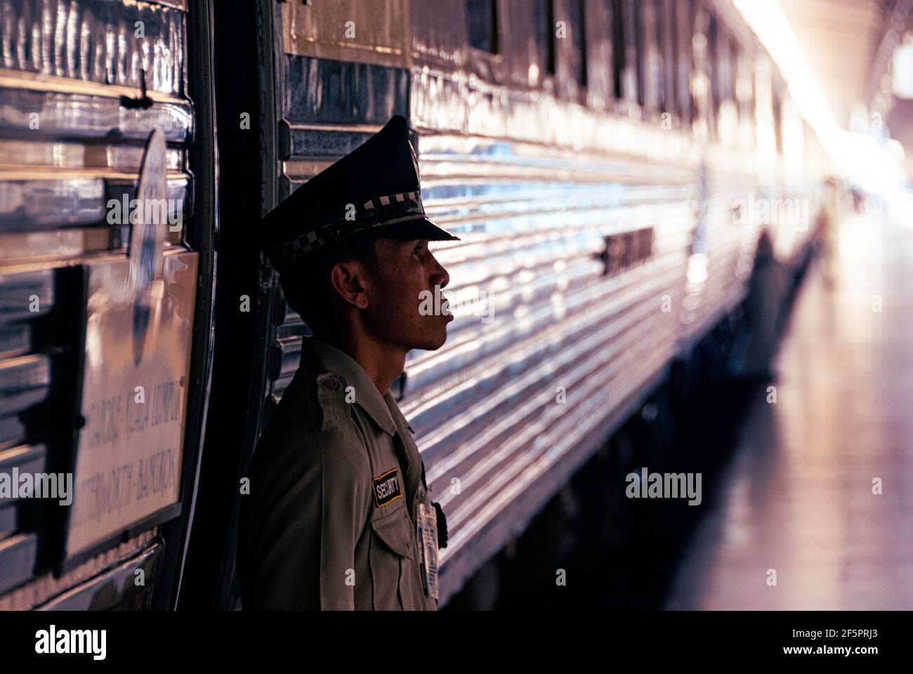 Tren Oriental Express y guardia de seguridad en la estación de tren de Hua Lamphong. Bangkok Tailandia. E&O Foto de stock
