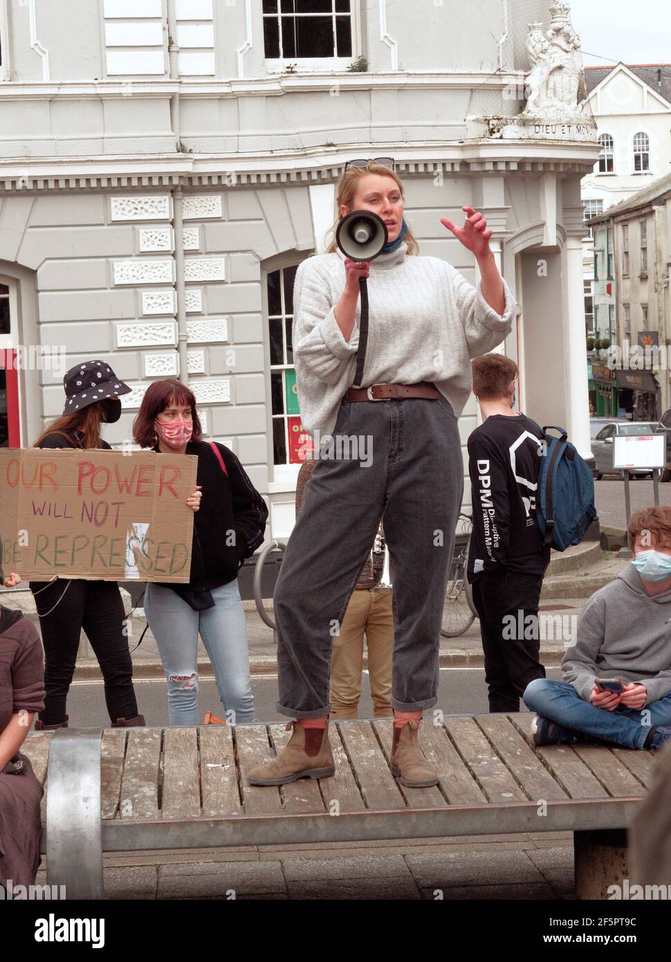 Falmouth, Cornwall, Reino Unido. 27 de marzo de 2021. Una manifestación de matar el proyecto de ley y una marcha en la que participan varios cientos de manifestantes ocurre en la plaza Moor en Falmouth, después de que los oradores terminaran, una marcha de 1,5 millas por el centro de la ciudad hasta Discovery Quay tuvo lugar para más discursos. La protesta en violación de las reglas de Covid fue vigilada a distancia por agentes de Devon y Cornwall. El proyecto de ley sobre la policía, el crimen y la sentencia y los tribunales podría causar graves limitaciones a los manifestantes que se considera que están causando graves trastornos. Falmouth. Cornwall, Inglaterra, 27th de marzo de 2021, crédito: Robert Taylor/Alamy Live NE Foto de stock