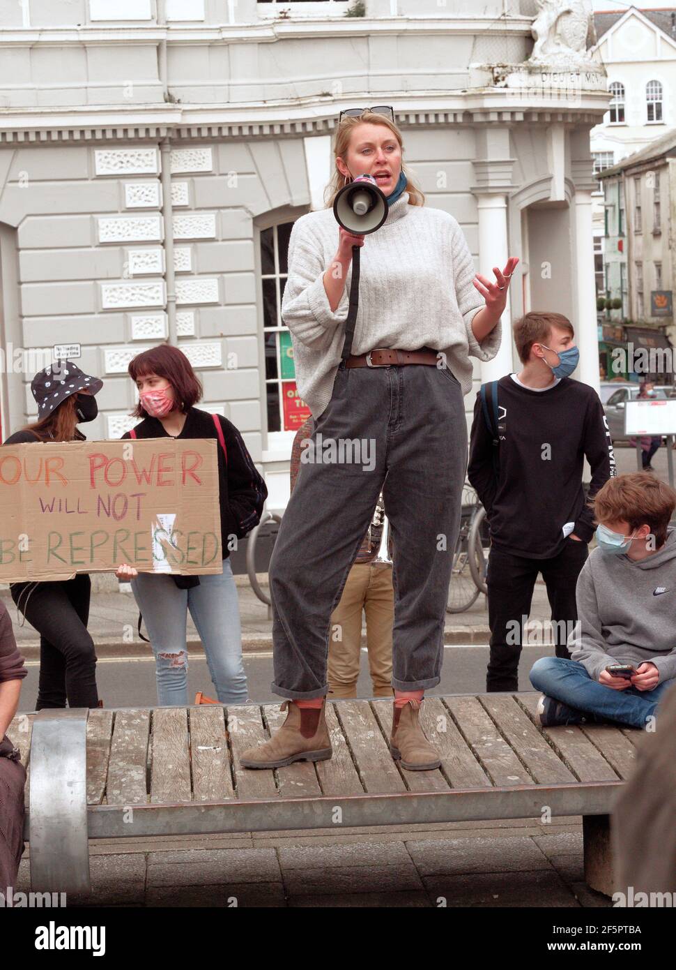 Falmouth, Cornwall, Reino Unido. 27 de marzo de 2021. Una manifestación de matar el proyecto de ley y una marcha en la que participan varios cientos de manifestantes ocurre en la plaza Moor en Falmouth, después de que los oradores terminaran, una marcha de 1,5 millas por el centro de la ciudad hasta Discovery Quay tuvo lugar para más discursos. La protesta en violación de las reglas de Covid fue vigilada a distancia por agentes de Devon y Cornwall. El proyecto de ley sobre la policía, el crimen y la sentencia y los tribunales podría causar graves limitaciones a los manifestantes que se considera que están causando graves trastornos. Falmouth. Cornwall, Inglaterra, 27th de marzo de 2021, crédito: Robert Taylor/Alamy Live NE Foto de stock