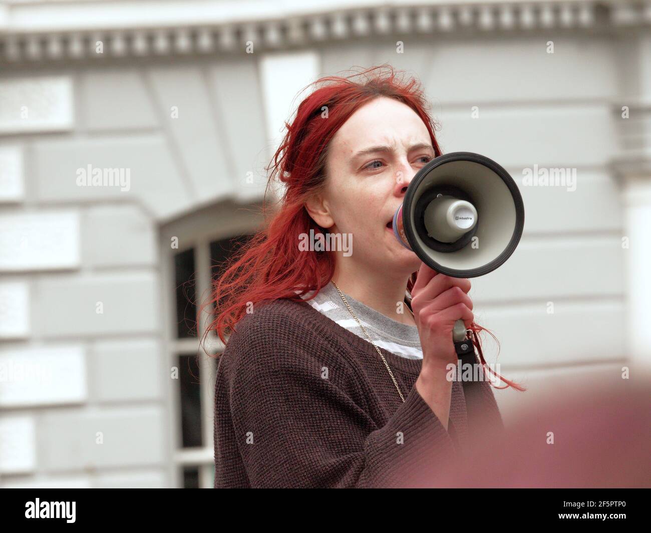 Falmouth, Cornwall, Reino Unido. 27 de marzo de 2021. Una manifestación de matar el proyecto de ley y una marcha en la que participan varios cientos de manifestantes ocurre en la plaza Moor en Falmouth, después de que los oradores terminaran, una marcha de 1,5 millas por el centro de la ciudad hasta Discovery Quay tuvo lugar para más discursos. La protesta en violación de las reglas de Covid fue vigilada a distancia por agentes de Devon y Cornwall. El proyecto de ley sobre la policía, el crimen y la sentencia y los tribunales podría causar graves limitaciones a los manifestantes que se considera que están causando graves trastornos. Falmouth. Cornwall, Inglaterra, 27th de marzo de 2021, crédito: Robert Taylor/Alamy Live NE Foto de stock