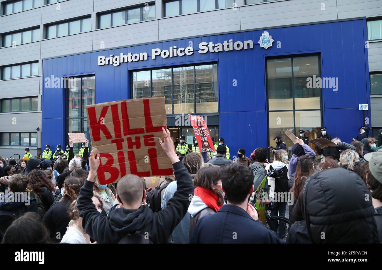 Manifestantes en las afueras de la comisaría de policía de Brighton durante la protesta "matar el proyecto de ley" contra el proyecto de ley de policía, crimen, sentencia y tribunales en Brighton. Foto fecha: Sábado 27 de marzo de 2021. Foto de stock