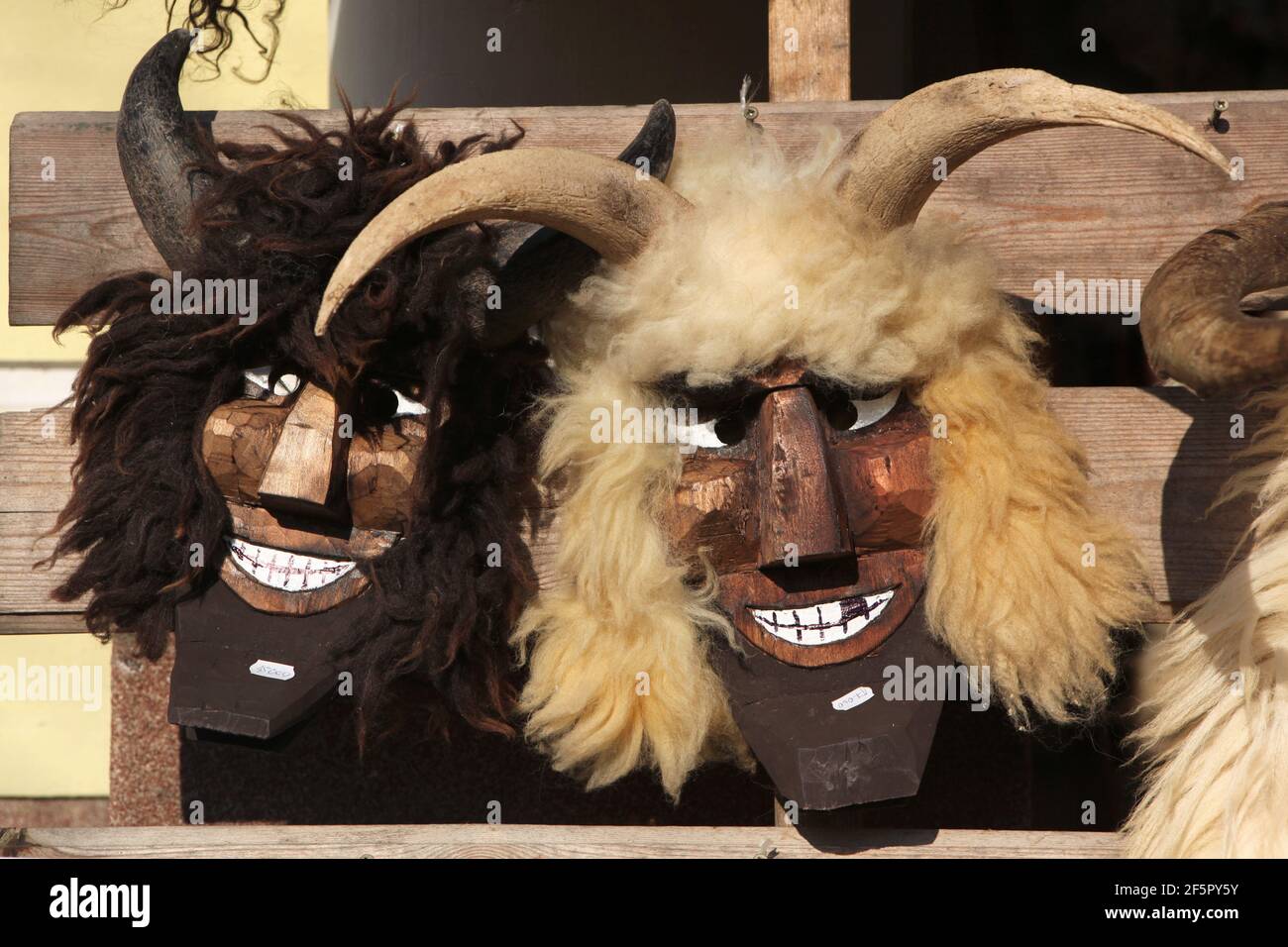 Las máscaras Busó están a la venta en el mercado callejero durante el  Carnaval de Busájárás en Mohács, en el condado de Baranya, Hungría.  Tradicional celebración anual enmascarada del grupo étnico Šokci