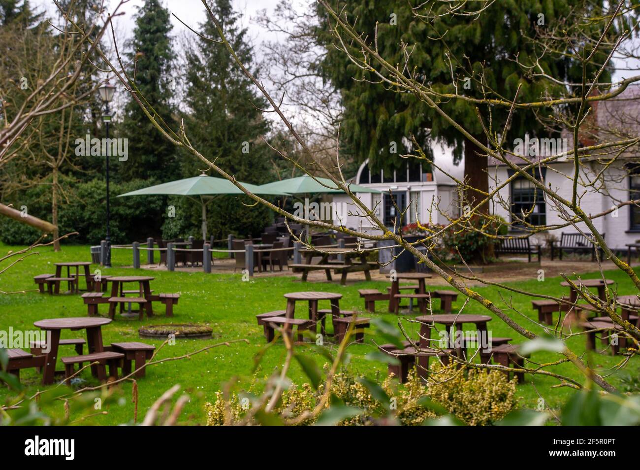 Aylesbury, Buckinghamshire, Reino Unido. 27th de marzo de 2021. El Bugle Horn Pub and Restaurant, Hartwell, Aylesbury. Los jardines de los pubs podrán reabrirse a partir del 12th de abril de 2021 tras el levantamiento de algunas de las restricciones de cierre de Covid-19. Sin embargo, los clientes no podrán entrar en los pubs hasta que el Gobierno levante la siguiente fase de las restricciones. Aunque muchos clientes están muy interesados en volver a beber en los pubs, otros siguen nerviosos por que se levanten las restricciones de bloqueo. Crédito: Maureen McLean/Alamy Foto de stock