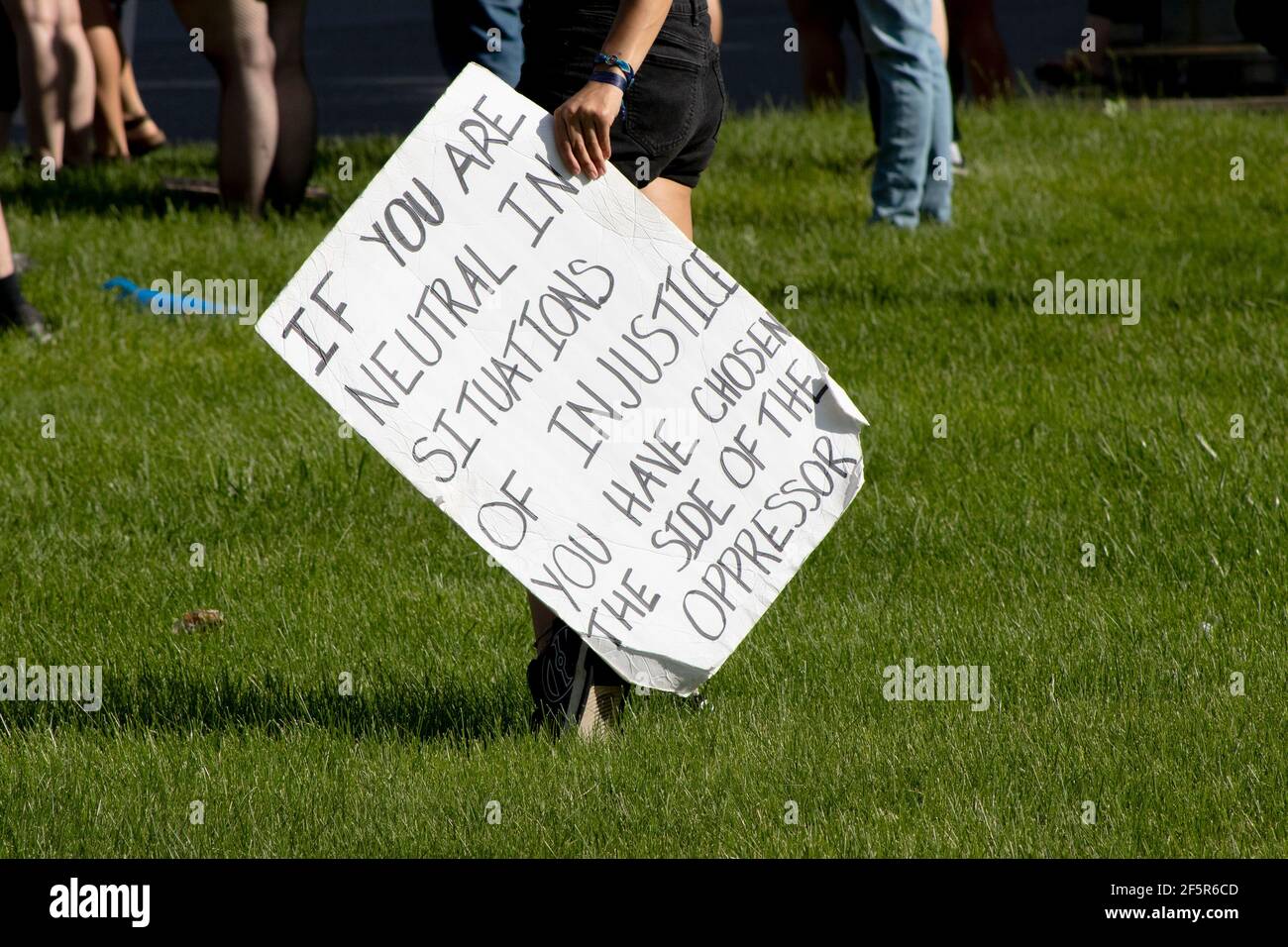 Mano blanca sosteniendo un cartel hecho para la protesta pacífica sobre social justicia Foto de stock