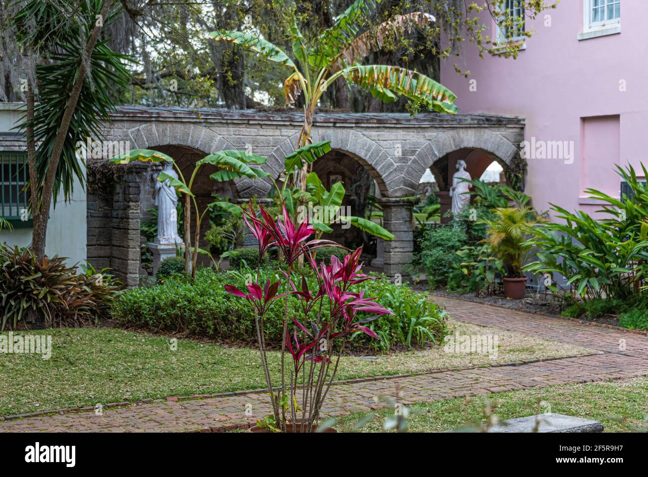 Jardines en el patio del complejo House Museum más antiguo de la Ciudad Vieja de St. Augustine, Florida. (EE.UU.) Foto de stock