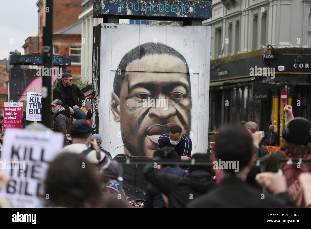 Manchester, Reino Unido. 27th de marzo de 2021. Cientos de manifestantes salieron a las calles en una manifestación de "matar el proyecto". Los manifestantes causaron horas de caos de tráfico alrededor del centro de la ciudad al sostener protestas. Los autobuses en Oxford Road tenían que dar la vuelta y tomar rutas alternativas. Por la tarde se produjo una parada con la policía cuando los manifestantes bloquearon las líneas de tranvía. Después de las solicitudes de seguir en donde se ignoró, la Unidad de Ayuda táctica de la policía se trasladó y agarró a varios de los manifestantes. Se realizaron varias detenciones. Manchester, Reino Unido. Crédito: Barbara Cook/Alamy Live News Foto de stock