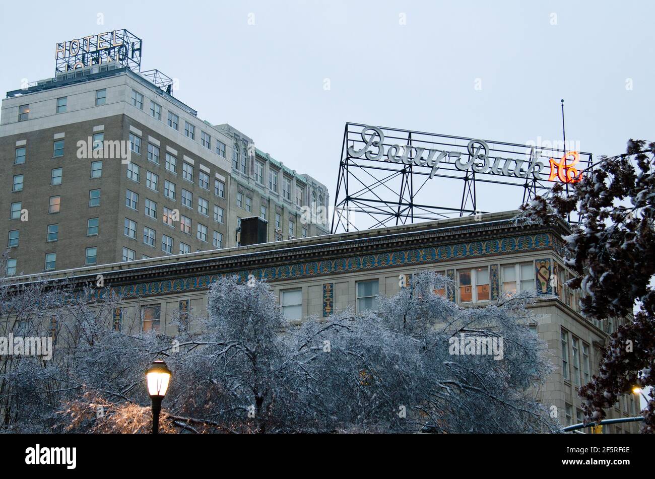 El cartel del Hotel John Marshall en Richmond, Virginia, en medio de una tormenta de hielo de invierno Foto de stock