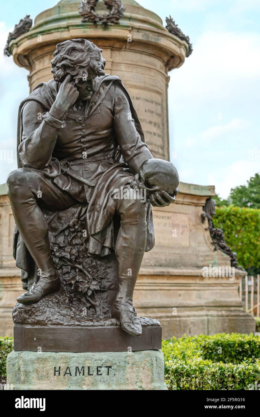 Primer plano de la estatua de Hamlet de Sir Ronald Gower en Stratford-upon-Avon, Inglaterra, Reino Unido Foto de stock