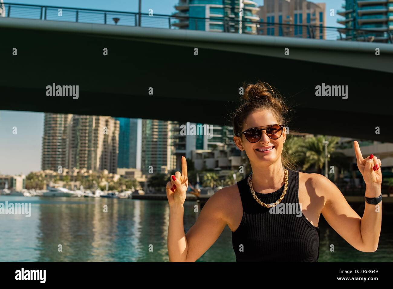 la vida es buena, buena mujer mirando en barco disfrutando de la vida Foto de stock