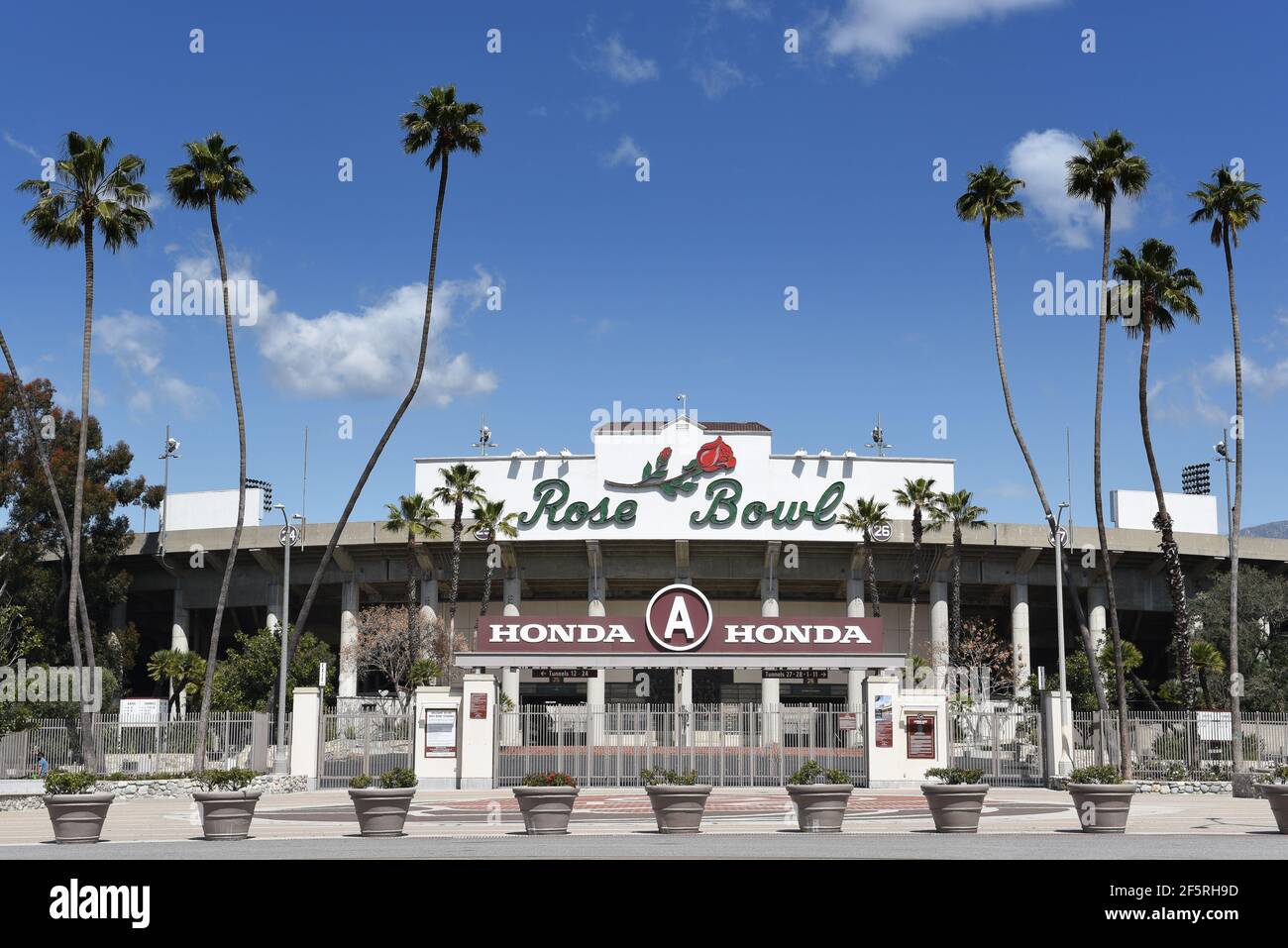 PASADENA, CALIFORNIA - 26 MAR 2021: La puerta principal en el estadio de fútbol Rose Bowl. Foto de stock