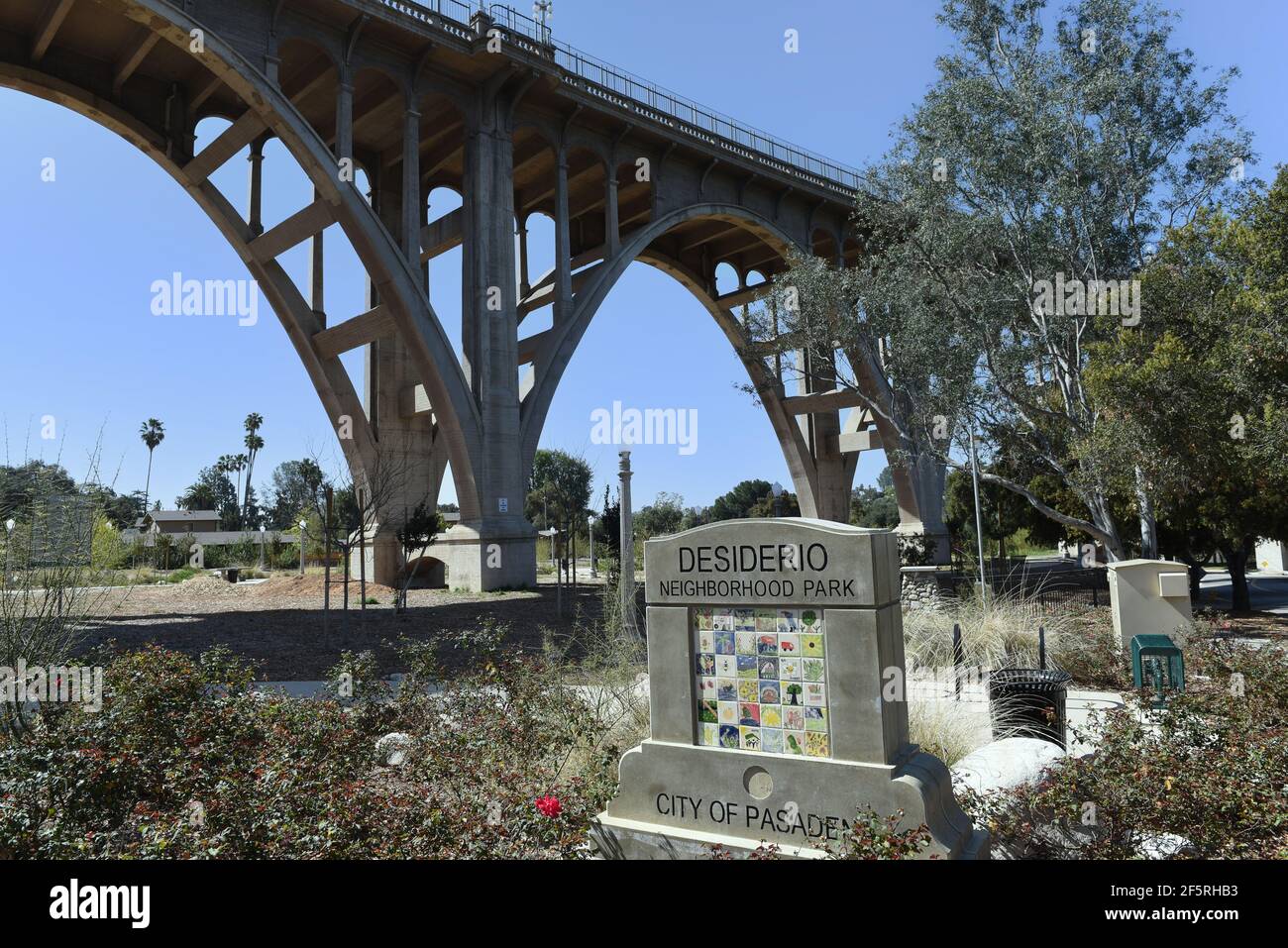 PASADENA, CALIFORNIA - 26 MAR 2021: Señal de Desiderio Park con el Puente de la Calle Colorado. Foto de stock