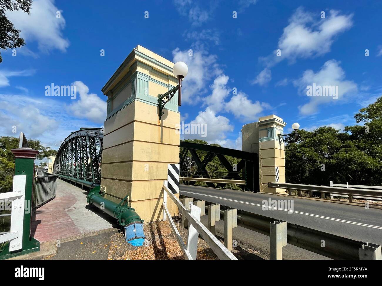 Acceso al sendero lateral del histórico Puente Kennedy cruzando el arroyo Bundaberg y construido en 1899, en Bundaberg, Queensland, Australia Foto de stock