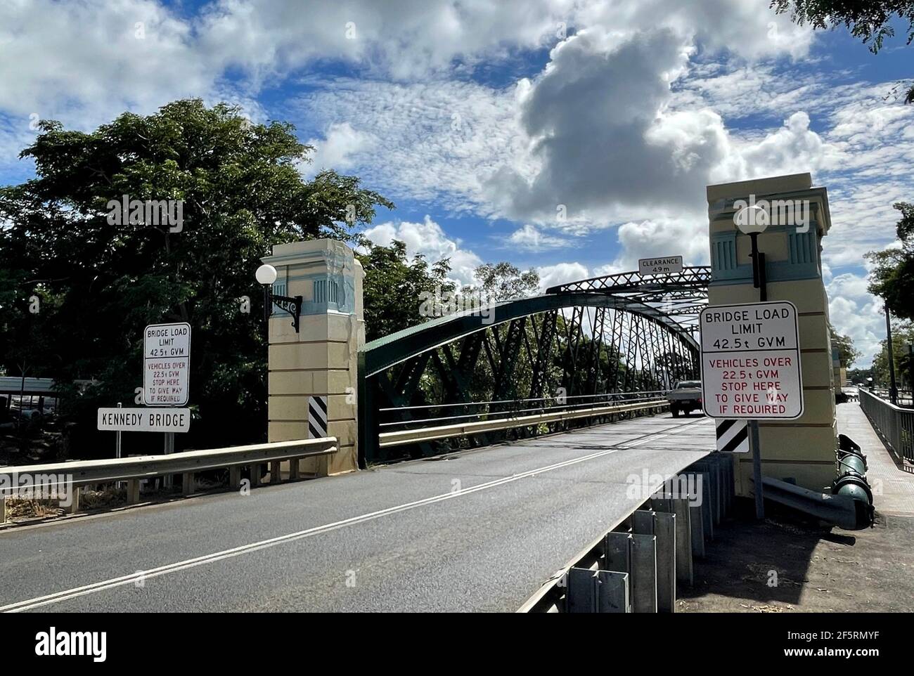 Vista del histórico Puente Kennedy cruzando el arroyo Bundaberg y construido en 1899, en Bundaberg, Queensland, Australia Foto de stock