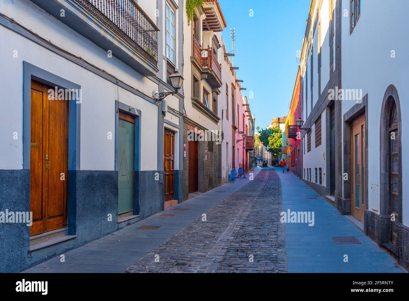 Calle estrecha en el casco antiguo de las Palmas de Gran Canaria, Islas Canarias, España. Foto de stock