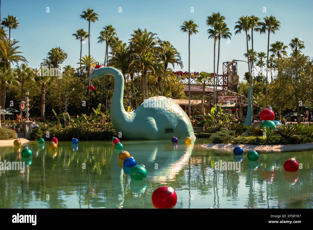Orlando, Florida, enero de 05,2021. Vista panorámica de dinosaure y adornos navideños en Hollywood Studios (116) Foto de stock