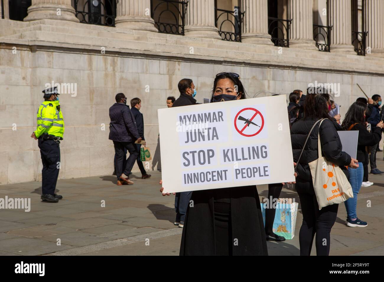 Un manifestante sosteniendo un cartel expresando su opinión durante una manifestación pacífica.manifestantes contra el golpe militar de Myanmar se reunieron en Trafalgar Square a medida que decenas más son asesinados en el país. La policía y los soldados militares de Myanmar (tatmadow) atacaron a los manifestantes con balas de goma, municiones vivas, gases lacrimógenos y bombas de aturdimiento en respuesta a los manifestantes contra el golpe militar el sábado en Myanmar, matando a más de 90 personas e hirieron a muchas otras. Al menos 300 personas han sido asesinadas en Myanmar desde el golpe de Estado del 1 de febrero, dijo un funcionario de derechos humanos de la ONU. El ejército de Myanmar detuvo al Estado Counsell Foto de stock