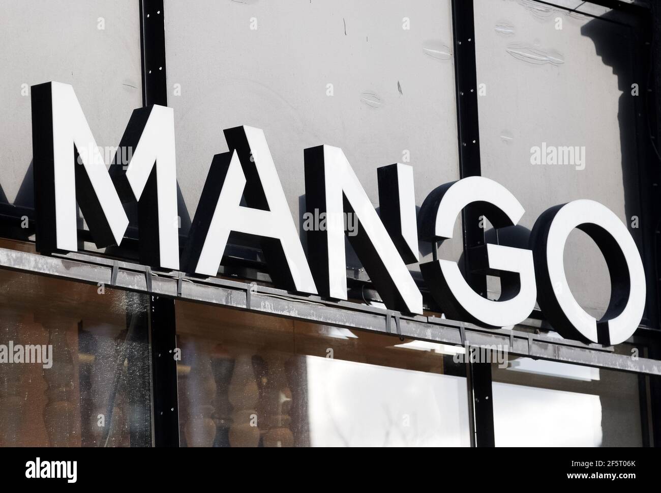 Caballero dormir Extra El logotipo de mango de una empresa española de diseño y fabricación de ropa  se ve a la entrada de una tienda de la Marca Mango en Kiev Fotografía de  stock -