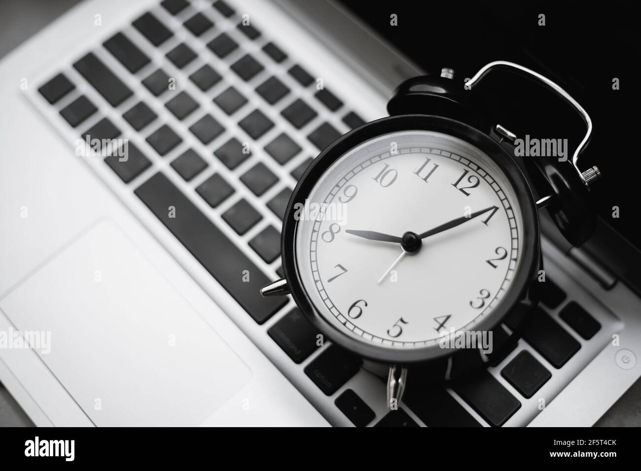 Reloj de tiempo en el teclado de ordenador portátil para la tecnología  informática con el concepto de horas de oficina de negocios horas de  trabajo Fotografía de stock - Alamy