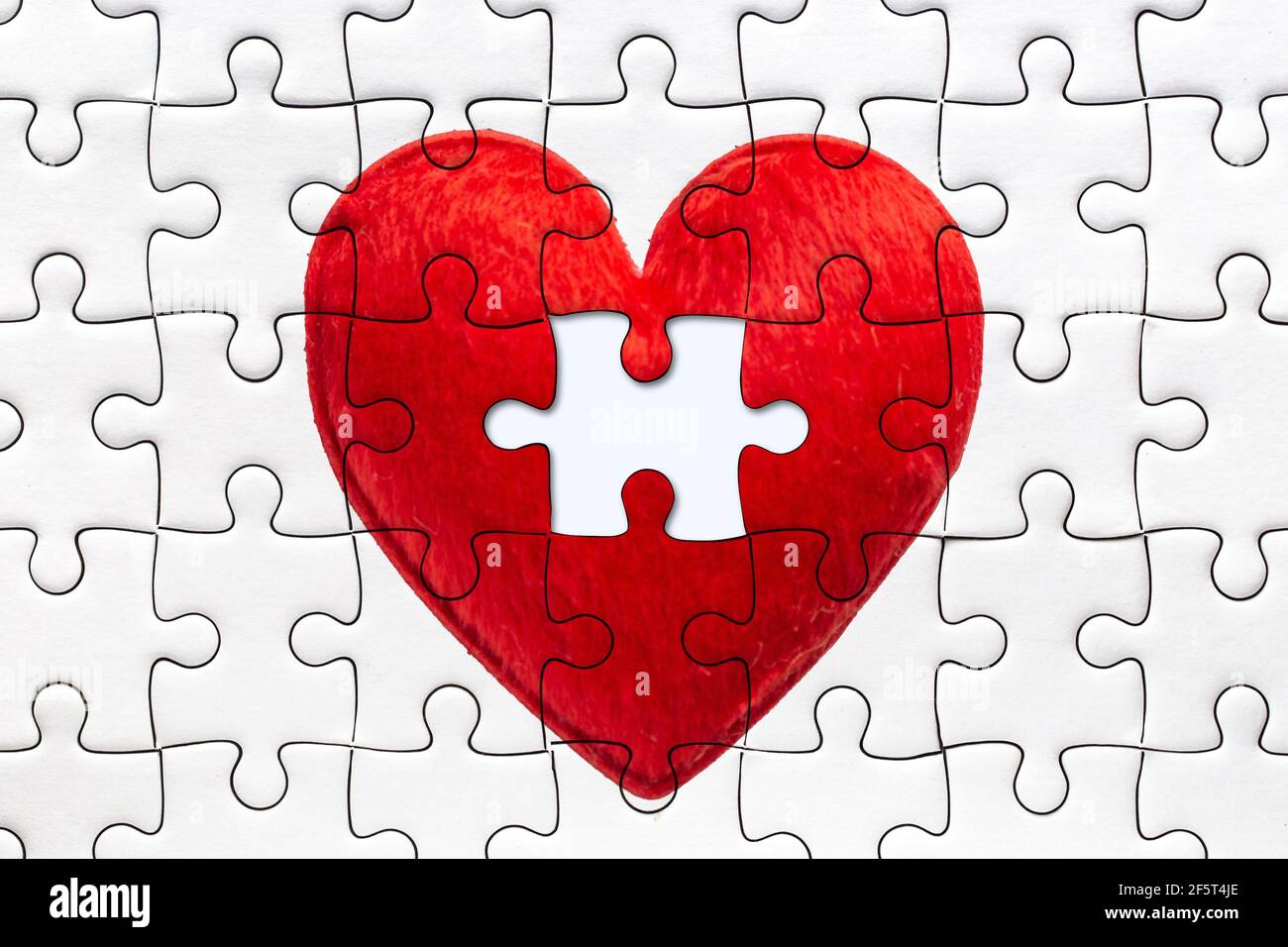 Puzzle de corazón de Amor Rojo completo con concepto de última pieza para  alguien Fotografía de stock - Alamy