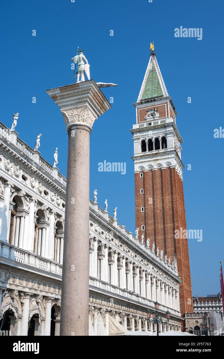 El Campanile y la biblioteca Marciana, vista en Venecia, Italia Foto de stock