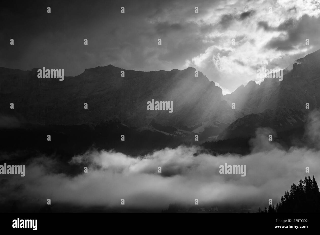 Haz de luz. Cielo nublado y dramático después de tormenta. Grupo de montañas Conturines. Valle de Val Badia. Alpes italianos. Europa. Foto de stock