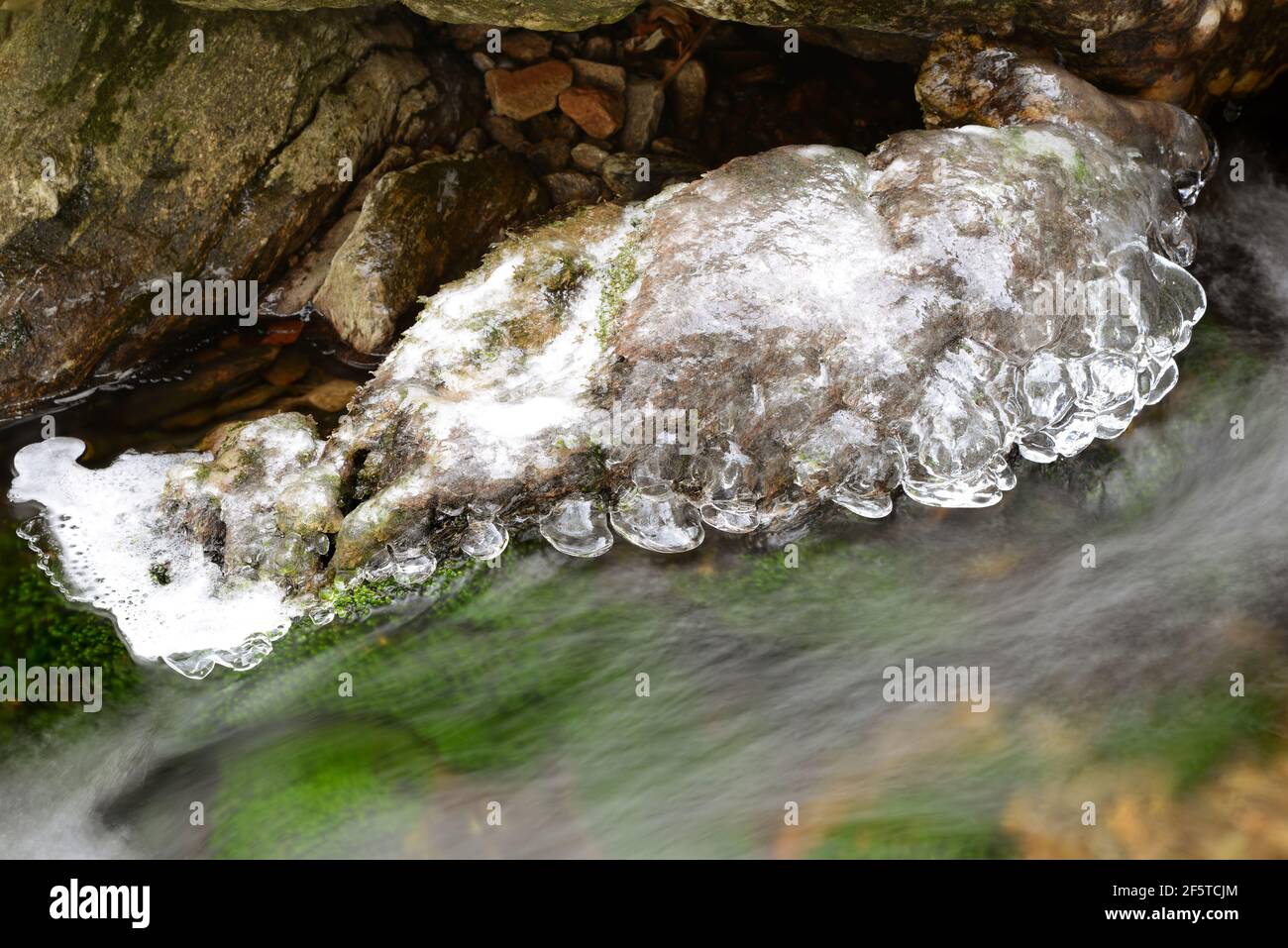 Hielo en un arroyo. Fondo natural de invierno. Foto de stock