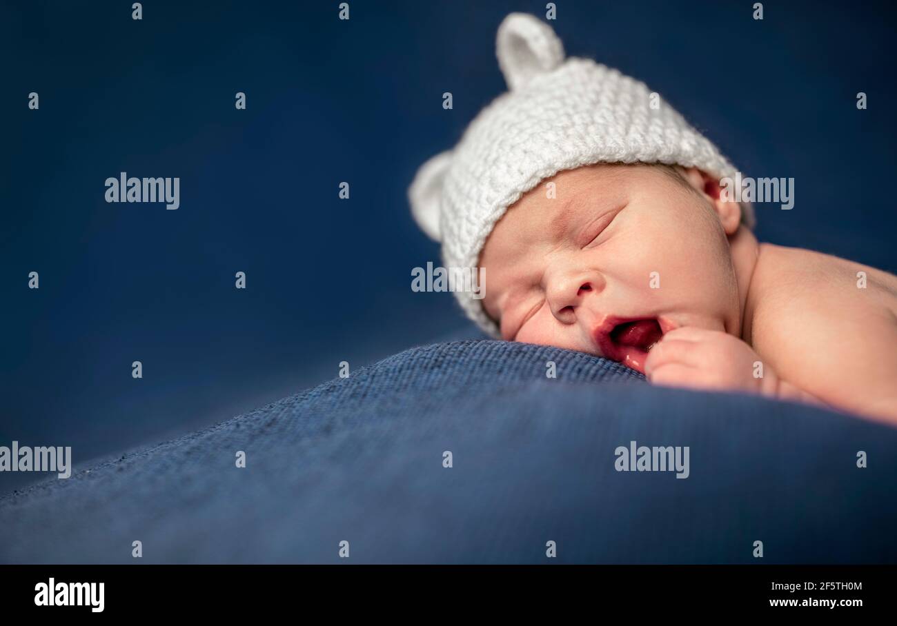 Primera sesión de fotos. Bebé recién nacido, el niño está acostado sobre  una manta y botiquines, dos semanas de edad Fotografía de stock - Alamy