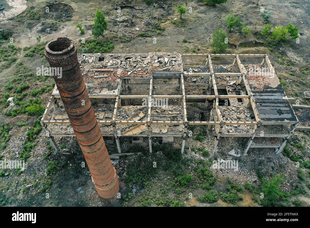 fábrica abandonada arruinada y chimenea de fábrica foto Foto de stock