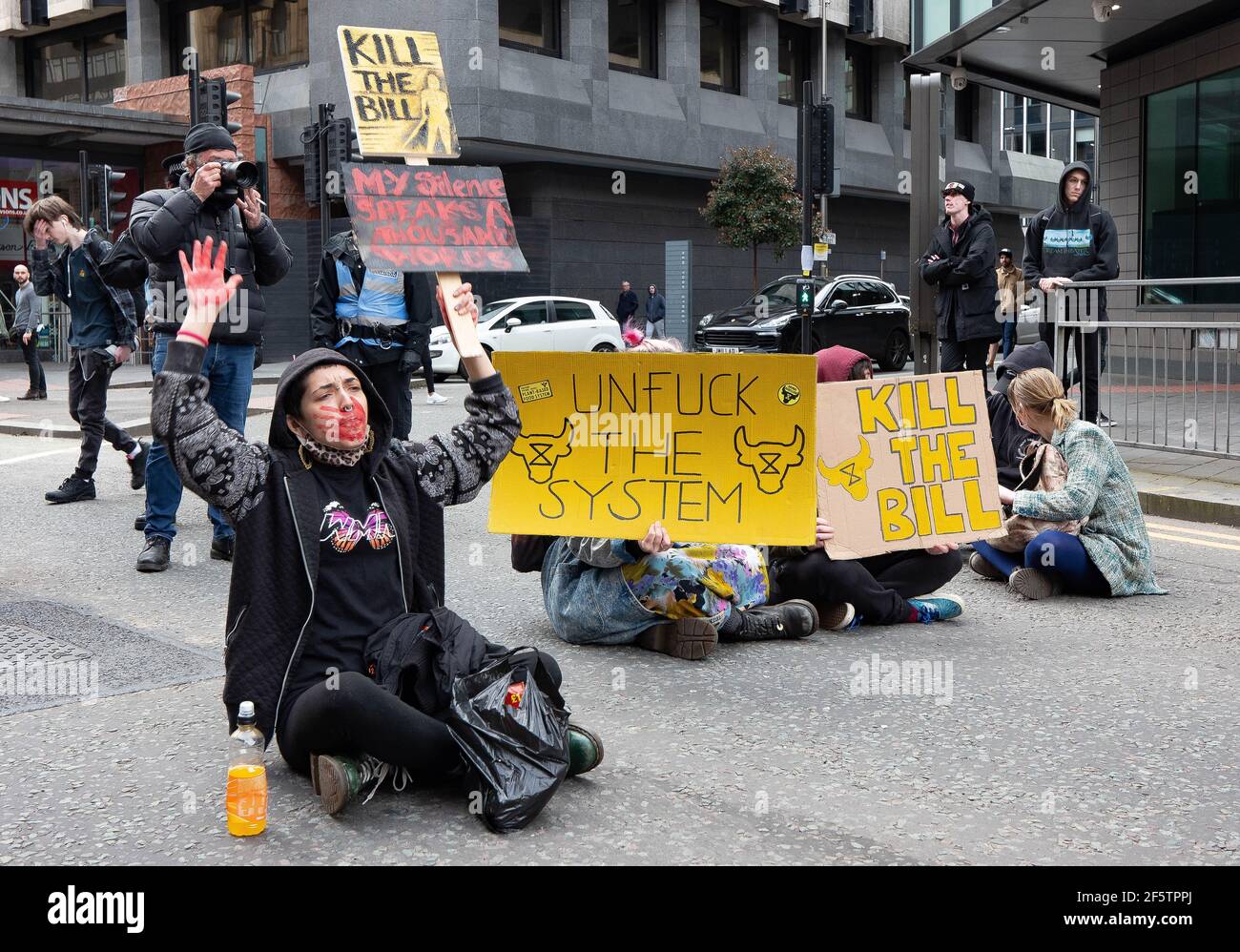 Manchester, Reino Unido. 27th de marzo de 2021. Los manifestantes protagonizados por una sentada en la calle Portland de Manchester durante una manifestación de "matar el proyecto". La nueva legislación del gobierno dará a la policía más poderes para controlar las protestas. Foto: Gary Roberts Foto de stock