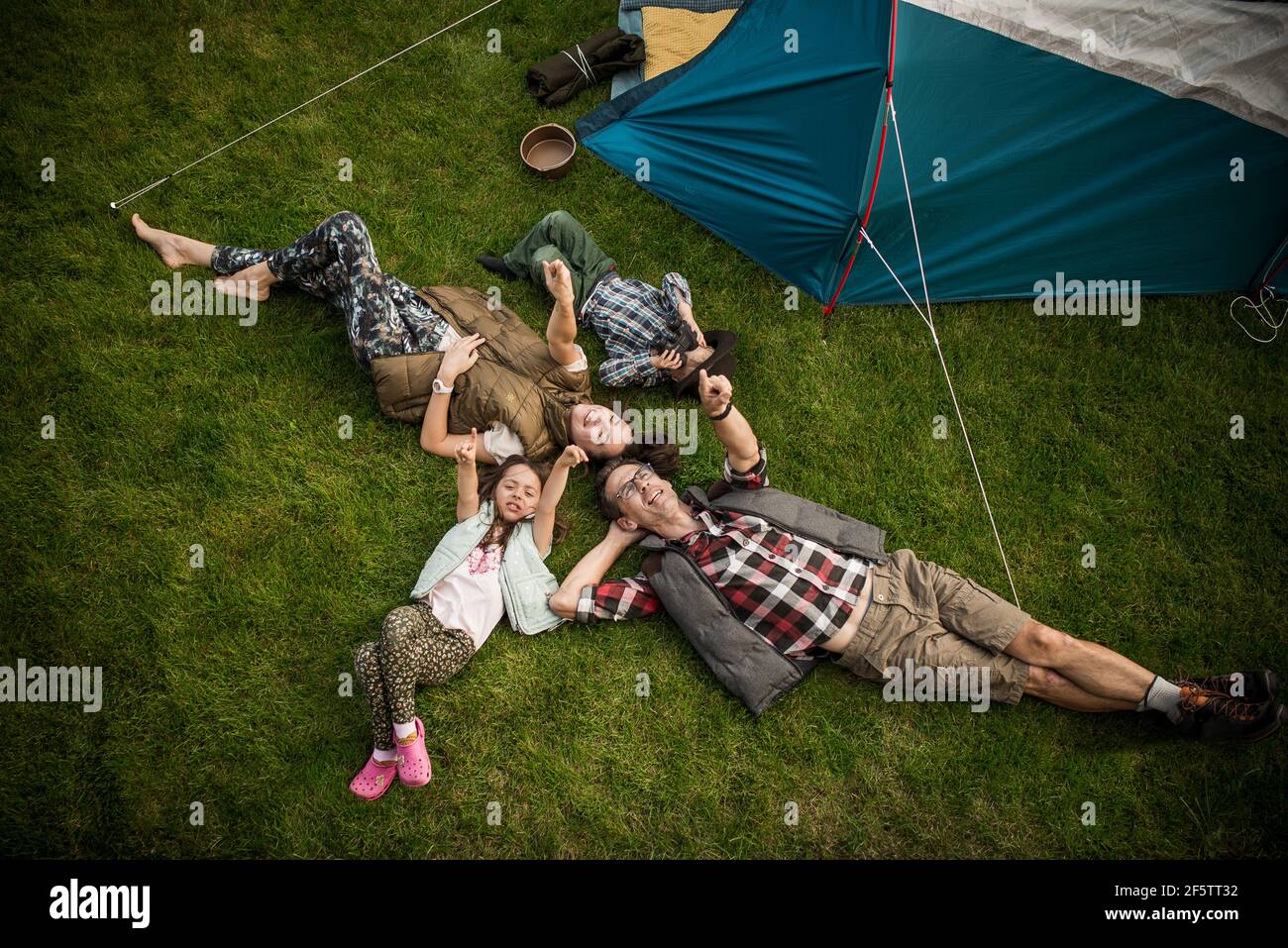Alegre familia reponiendo en un campamento de verano Foto de stock