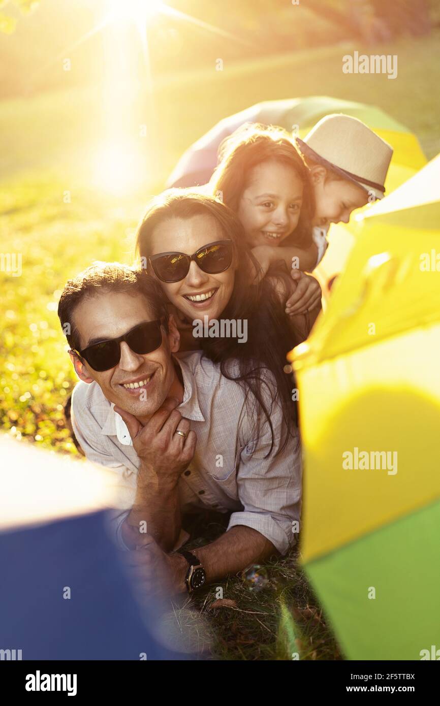 Alegre familia enyotando el clima de verano en el parque Foto de stock