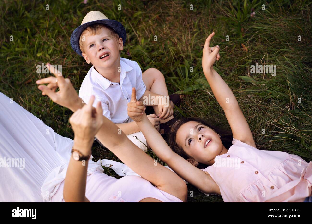 Alegre familia disfrutando del clima de verano en el parque Foto de stock