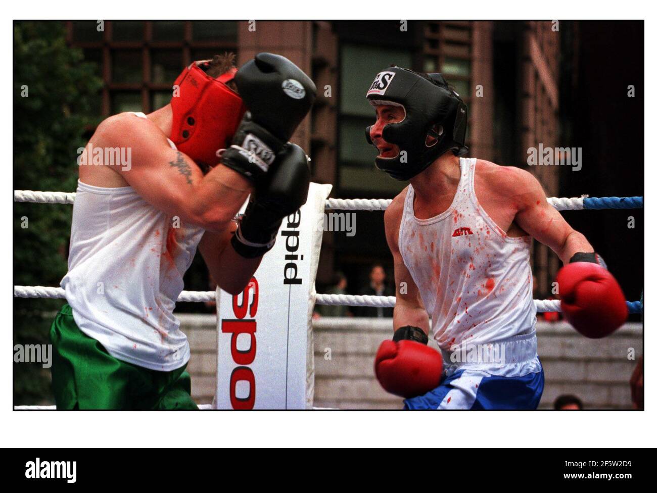 PENA CAPITAL White Collar Boxing Tournament Julio 2000 (derecha) Phil Carroll (32) un gerente de cuentas con Graphnet UK lucha contra Jay Milne (28) un funcionario de la Policía Metropolitana Liason. El evento PENA CAPITAL el primer torneo de boxeo de cuello blanco del Reino Unido, celebrado en el Broadgate Arena, Londres. Foto de stock